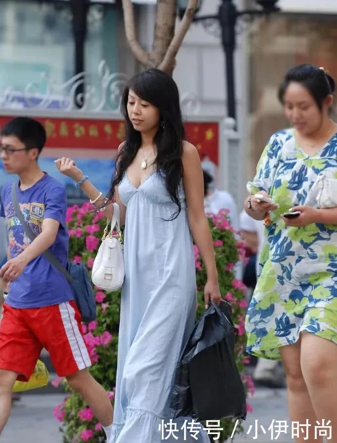 样貌出众的小姐姐，深V连衣裙下秀完美事业线