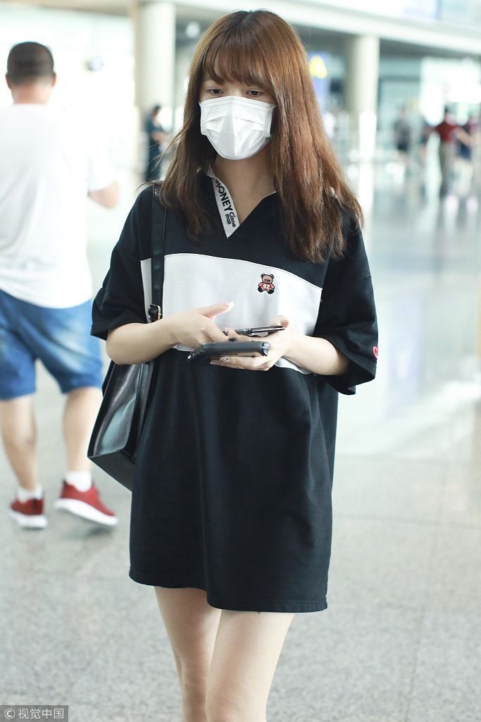 女大十八变！徐娇玩下衣失踪秀筷子腿 戴口罩长发飘飘少女力max