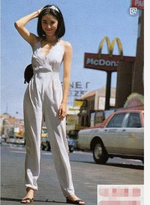 80年代的她们：王祖贤穿堆堆袜，张曼玉朱茵超时髦，网友：时尚是