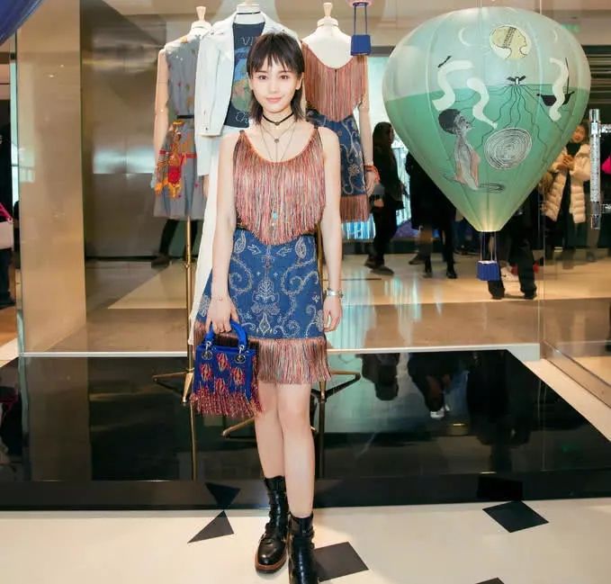 王子文穿上 “油桶鞋”，不仅凹出逆天大长腿，还秒变18岁!