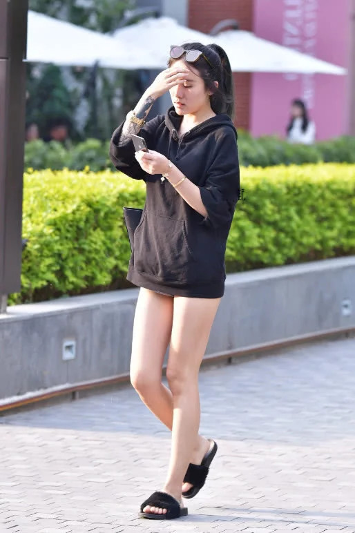 气质小姐姐大玩下身消失女神范儿十足，引得无数路人竞相围观