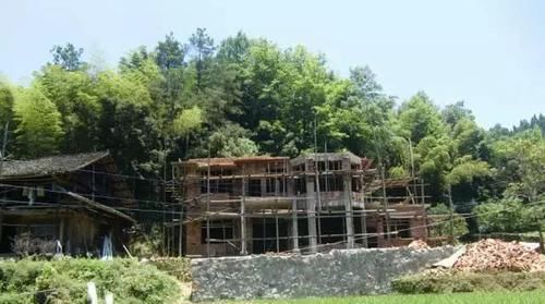  村民：宅基地离公路两百多米, 想修条路拉建材, 却遭到村民百般阻挠