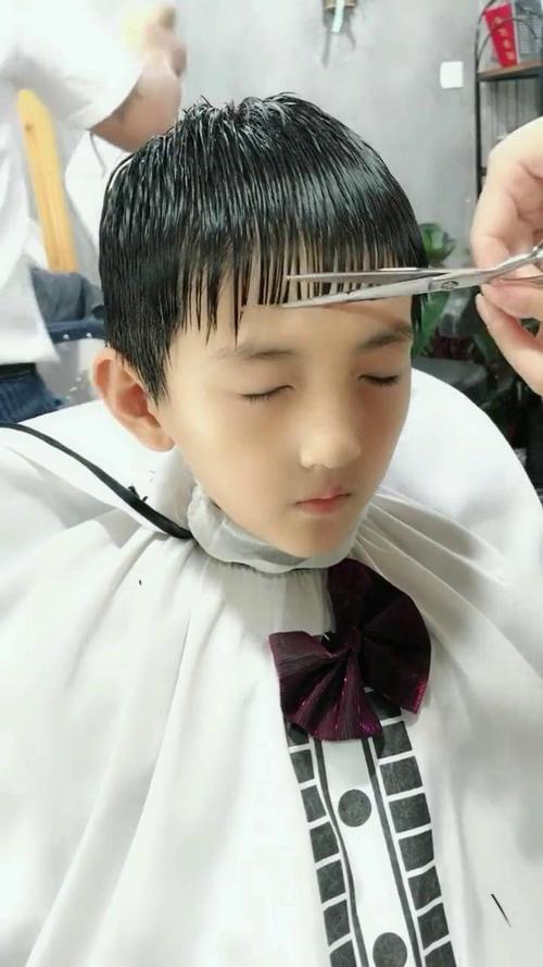 五官精致的小男孩去理发店剪短发，美女理发师给他换了一个成熟发