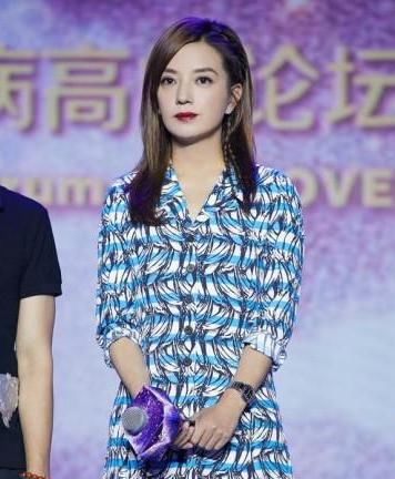 “小燕子”又回来了！42岁赵薇瘦身成功，浅蓝色连衣裙少女感满满