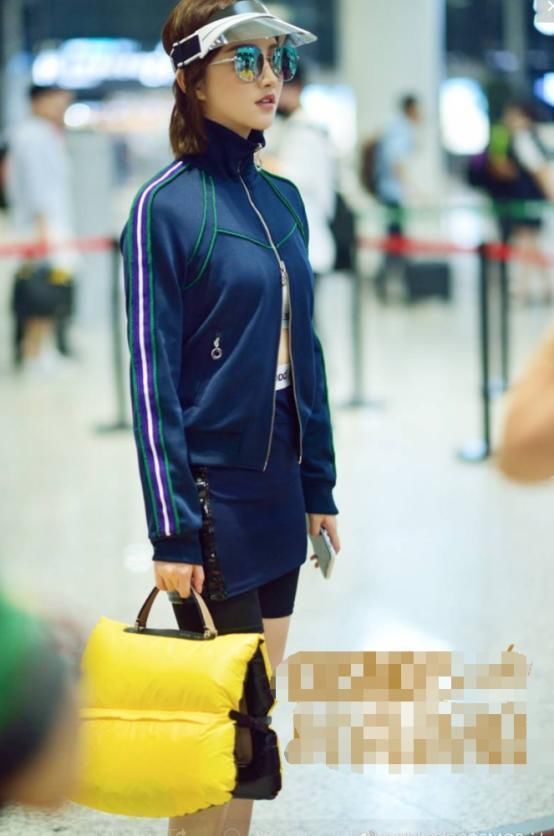 景甜机场上身长袖外套下身短裙配短裤，背冬季包包，手机壳抢眼!