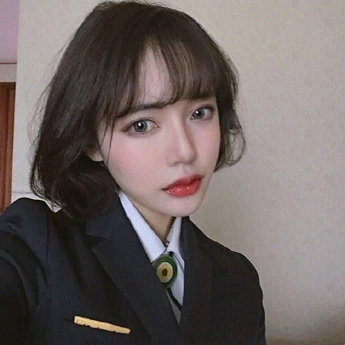 哪些发型对于女生来说是最百搭的，而且还能显脸小?