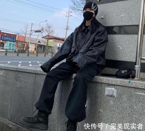  『男友』别再穿小黑裤了 ！2020“ 男友裤 ”搭配火了，巨显瘦！
