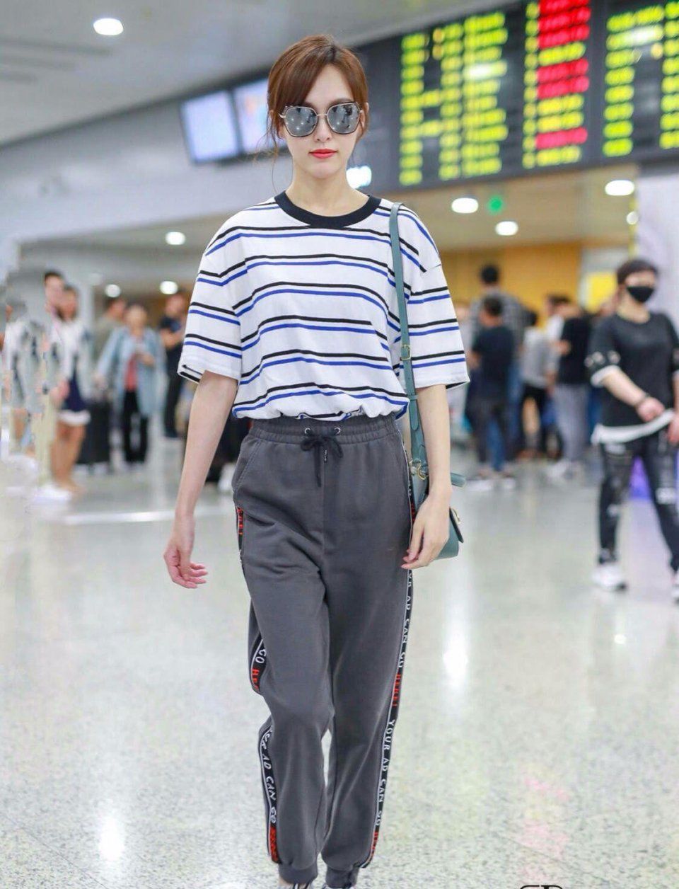 34岁唐嫣也不算老，可她这样还没有赵雅芝年轻!网友:发型有问题