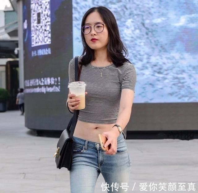 『 青春活力』蓝色牛仔裤搭配吊带背心，街拍：小姐姐看起来很有时尚丽人的感觉