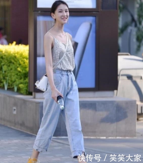  「美女」街拍美女：身材曼妙的小姐姐，紧身牛仔裤穿搭，洋气十足！