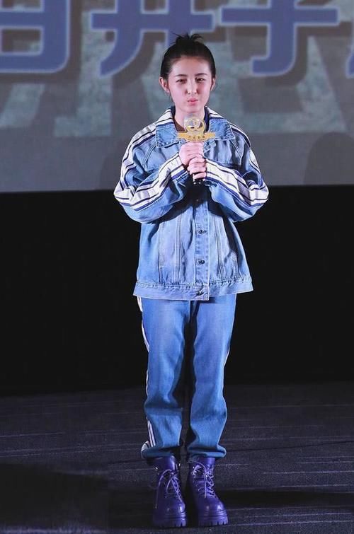 张子枫不刻意为了增高穿高跟鞋了，换双马丁靴，格外的时髦!