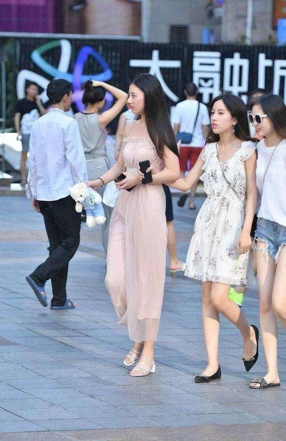 素人街拍: 仙女下凡的既视感, 要什么样的男人才