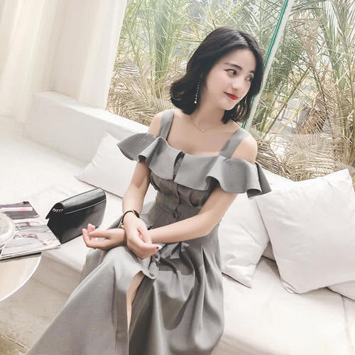 夏日穿吊带裙，性感魅力更撩人，散发浓浓的女人味儿！