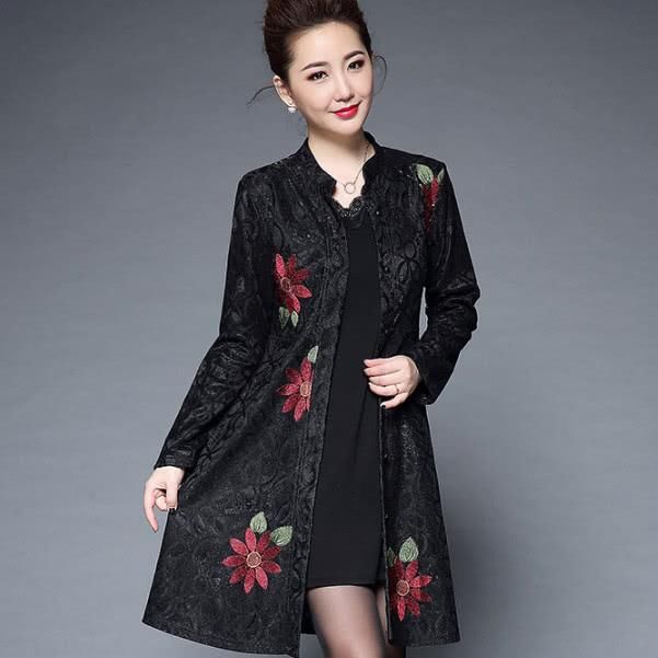 看了妈妈，才知道原来自己这么土！瞧她穿的，参加婚礼像个贵妇人