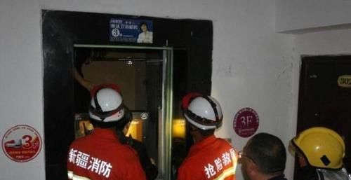  『电梯』电梯突然下坠，人在落地的瞬间起跳能活命吗？消防员说出实情