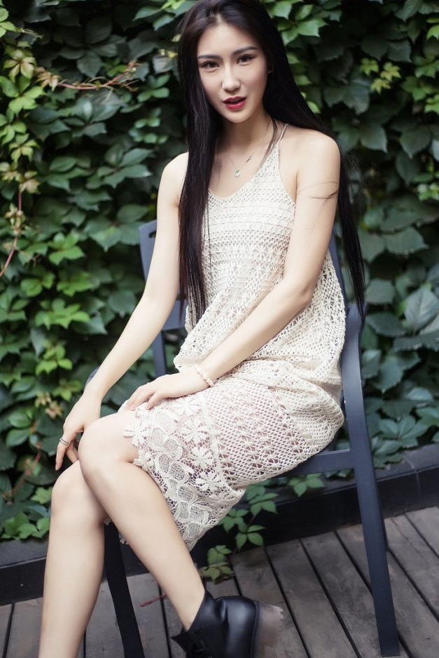 爱拍照的美女游芽庄海滩,一件镂空吊带裙,散发出与众不同的美