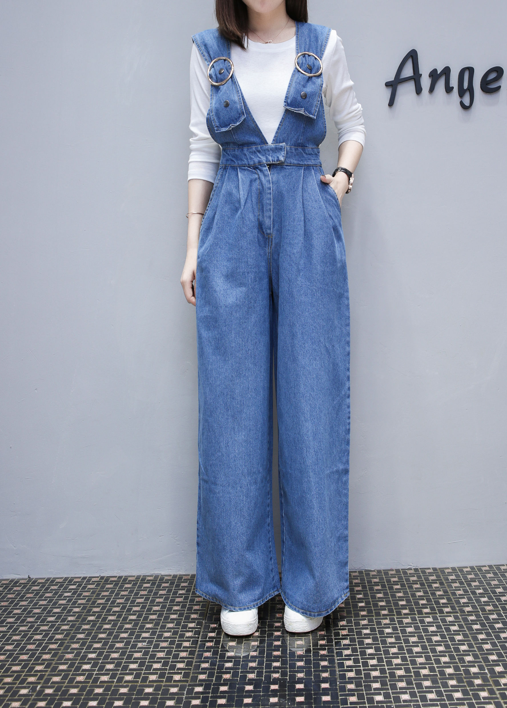 今秋已经不流行穿短裤了，看看下面这背带裤，美得无与伦比