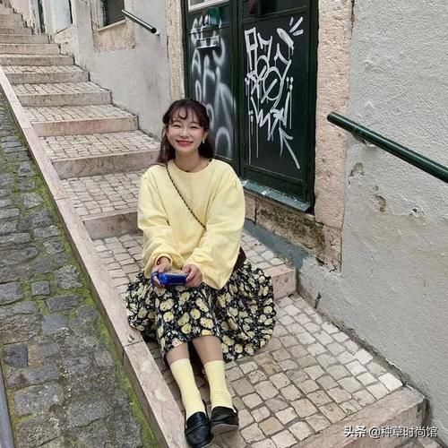 『 反差感』+ 裙子”才是今春王炸穿搭，扔掉高跟鞋！“平底鞋