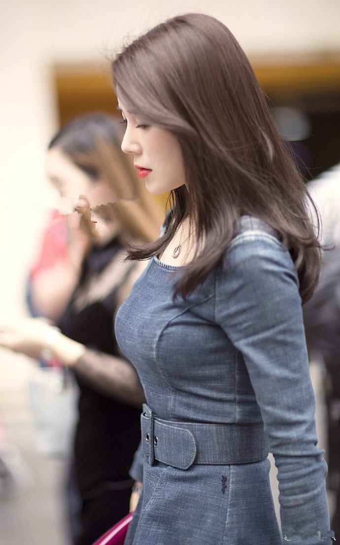 街拍:图1明艳动人,图2甜美水灵,图3两位清纯学生妹最亮眼