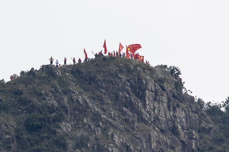 泪目！五星红旗在狮子山顶迎风飘扬