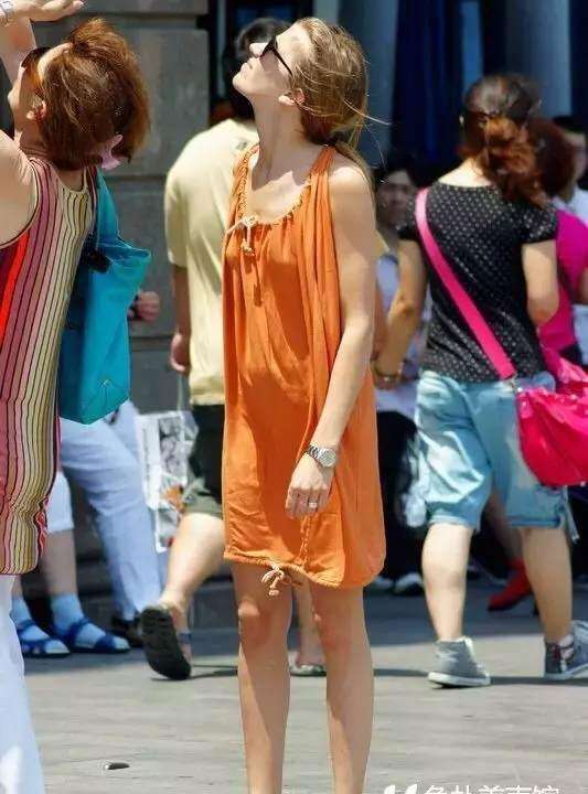 街拍: 真空上街的豪放外国妹子, 完全不怕被看见