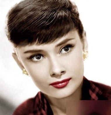 狗啃式刘海搭配短发很时尚!