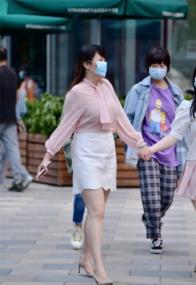  位美女选择一：春天穿着一款短裙，搭配出层次，还要穿出个性时尚，透出气质