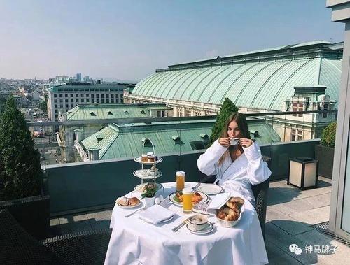 19岁德国公主很任性：晒性感比基尼照，做鬼脸比中指爱马仕背不停