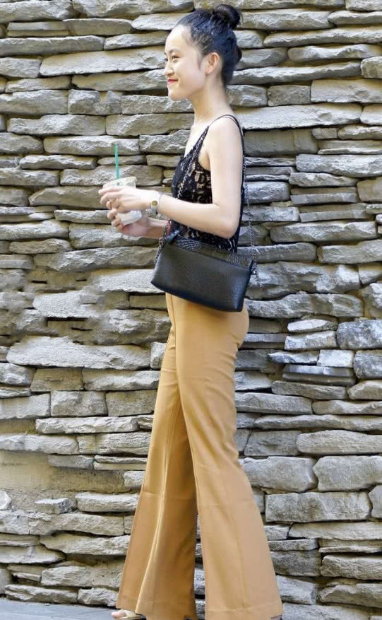 气质妹子穿吊带穿出不一样的美，玲珑有致小鸟依人的感觉，网友：