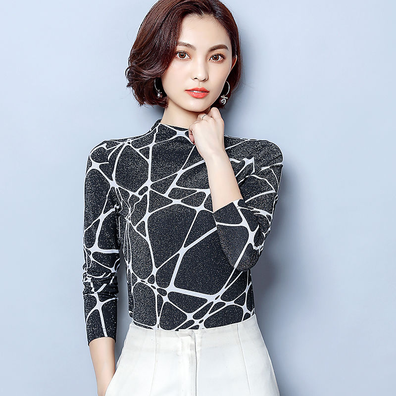 不得不承认，大胸女人穿紧身打底衫，确实好看，吸睛一条街