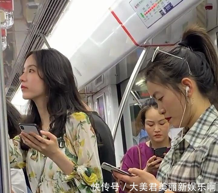  连体@地铁偶遇穿着连体裤的美女，颜值出众，尽显青春气息