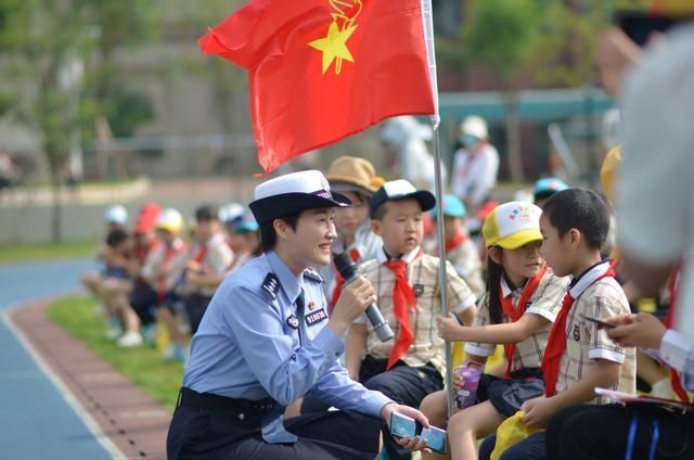 宣讲民警|南宁交警“六一”前夕进校园送上“安全大礼包”