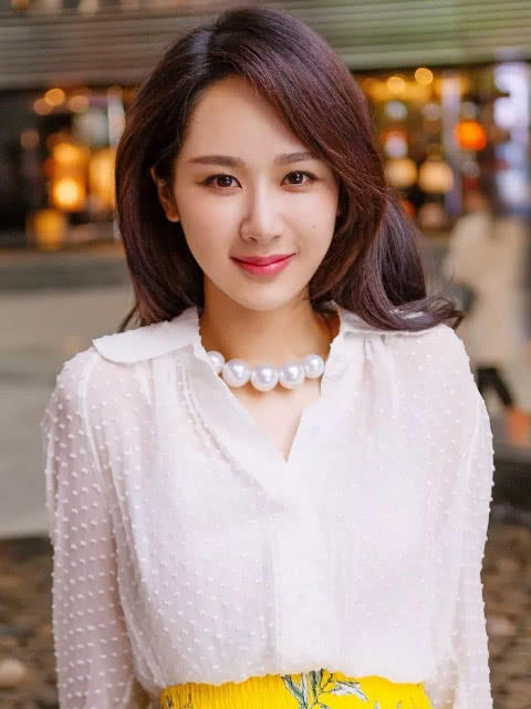 被问杨紫哪个部位最美,邓伦耿直回应3字,网友:胆子真大