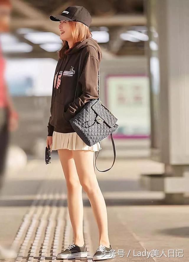 37岁秦岚穿牛仔热裤露大长腿，完全不输18岁小仙女，气质秒杀