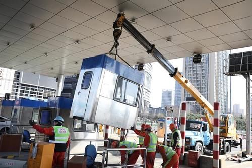  [人工车道]全国高速公路切换新系统首日：ETC收费车道通畅，人工