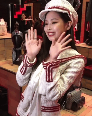 JENNIE撞衫大一轮的白百何,网友:年轻在时尚面前不见得是优势