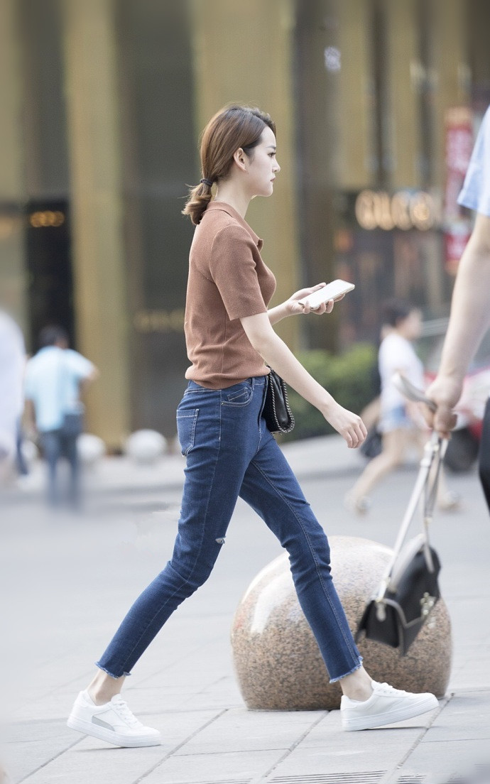 路人街拍：小姐姐的紧身裤秀出完美身材，清爽搭配吸人眼球