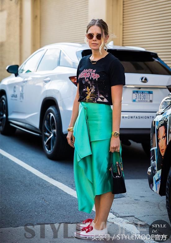 不一样的半裙配T恤,很简单却能美一整个夏天!