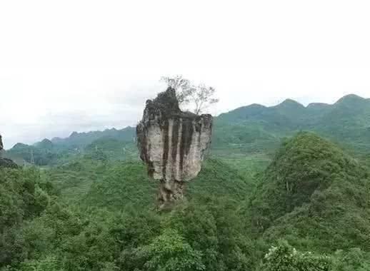 云南深山一神奇的巨石，仿佛漂浮在山涧之中，堪称自然的雕刻艺术