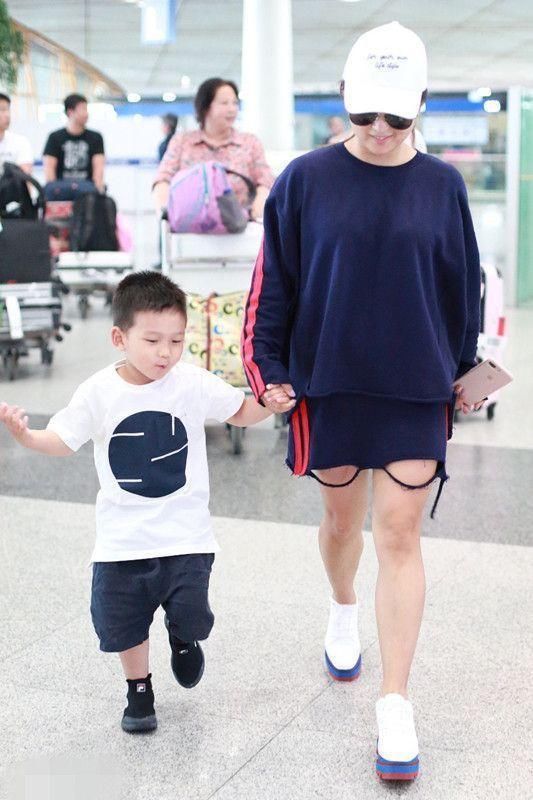 同是T恤配牛仔，何洁像路人，蔡依林像模特！没有对比就没有伤害