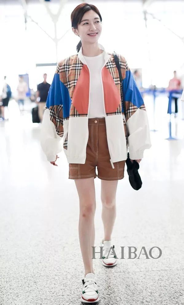 李小璐高调复出靠母女装扮嫩?刘雯一裤两穿太会搭…【海报街拍】