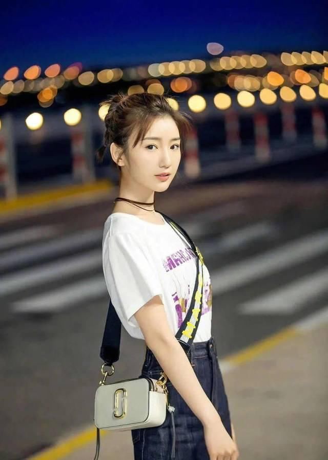  气质■显瘦显气质的“T恤+裙子”，才是今夏最时髦的穿搭套路！