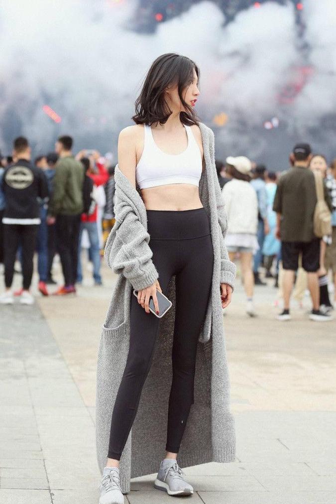 大长腿+马甲线, 美女一身极简配色健康风look慵懒自然