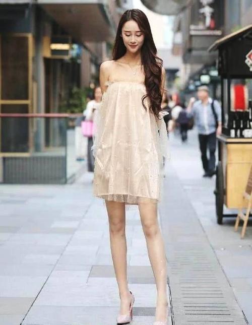 街拍: 小姐姐一袭白色蕾丝连衣裙，走在大街上十分的性感无比！