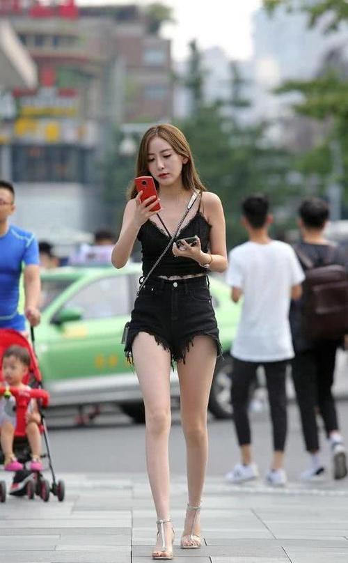 街拍：穿着温柔清爽迷人的小姐姐，既简约又时尚！