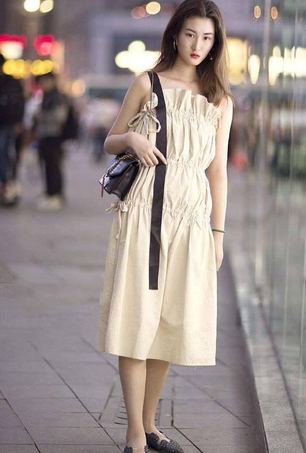 街拍：女子紧身裤VS紧身包臀裙，哪个小姐姐更好看?