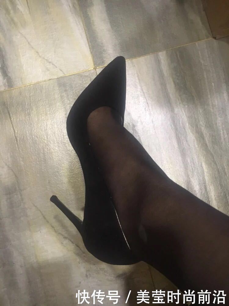 对于爱美的女人来说出门可以不化妆，但是不能不穿高跟鞋