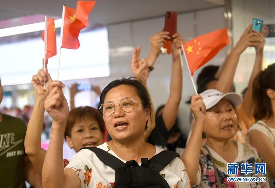  市民■香港市民合唱国歌声援被袭教师