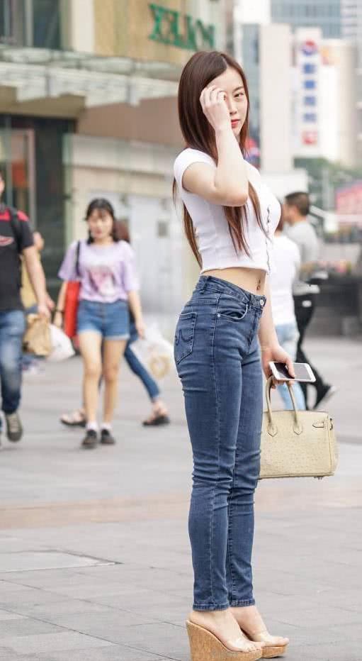 瑜伽小姐姐奶白色的裹胸勾勒波涛汹涌上围，一个姿势都能吸睛无数