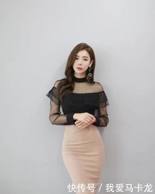  服饰：长发气质美眉，黑色蕾丝边上衣搭配一字裙，温柔又知性！